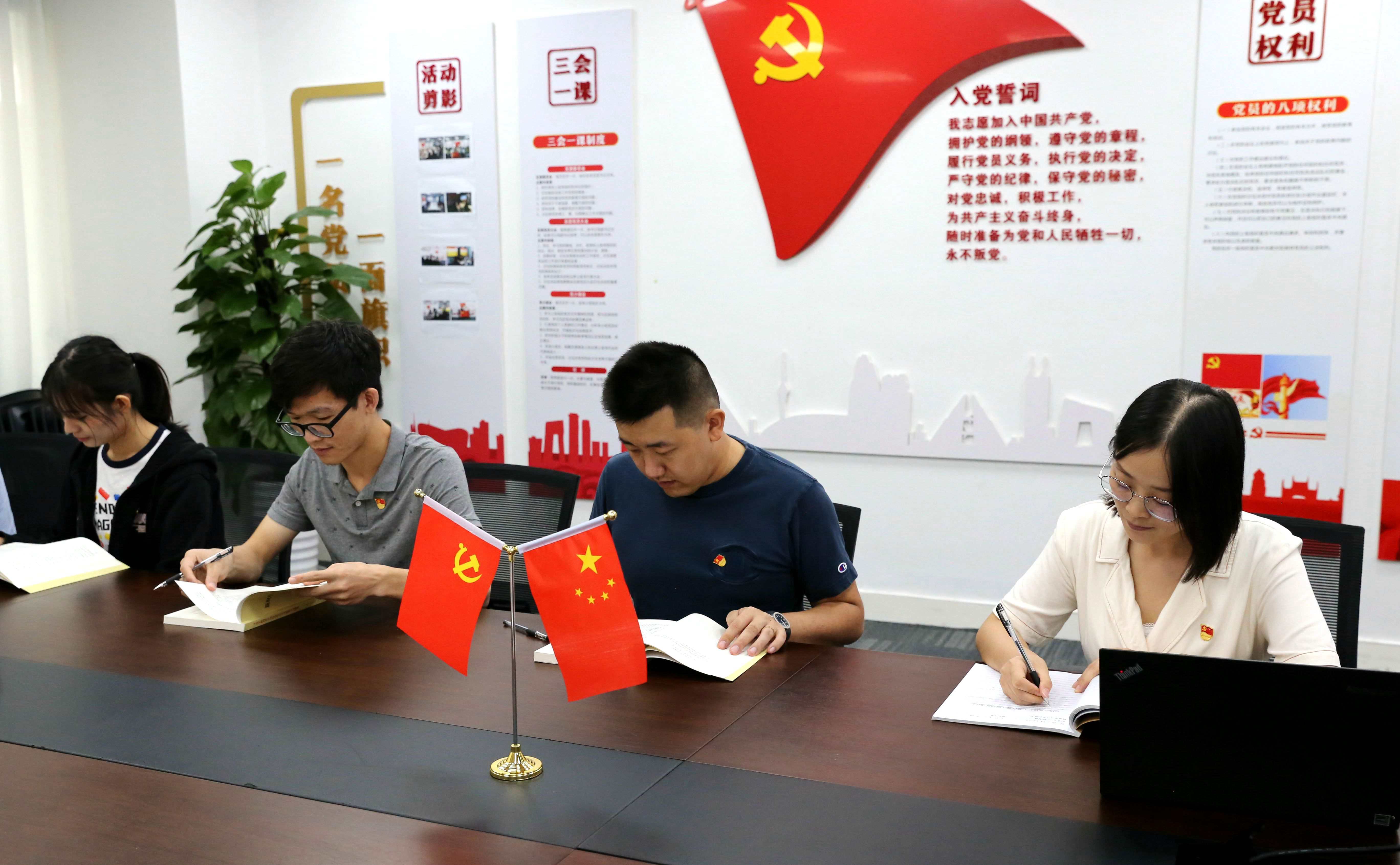 党员大会 认真学习1_副本_副本2222_副本.jpg